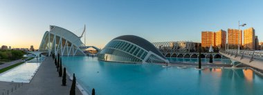 Bilim Müzesi Principe Felipe ve Hemisferic 'in gündoğumunda sergilendiği bir sanat ve bilim manzarası..