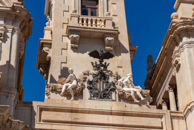 Valencia Belediye Sarayı 'nda ikonik sopayla armanın resmi..