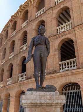 Valencia 'daki Plaza de Toros veya Bullring' in önündeki Manolo Montoliu heykelinin resmi..