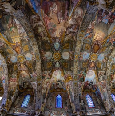 Valencia 'daki Saint Nicolas Kilisesi' nin müsrif iç mekanının bir resmi..