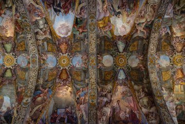 Valencia 'daki Saint Nicolas Kilisesi' nin müsrif iç mekanının bir resmi..