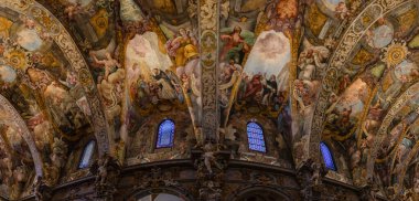 Valencia 'daki Saint Nicolas Kilisesi' nin müsrif iç mekanının bir resmi..