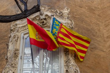 Valencia Cemaati 'nin ve İspanya' nın bir binanın ön cephesinde asılı bir resmi..