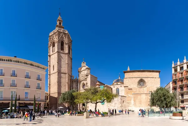 Valencia Katedrali 'nin bir parçası olarak El Micalet' in resmi..