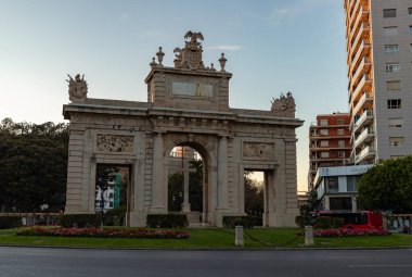 Valencia 'daki Porta de la Mar' ın bir resmi..