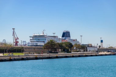 Ciudad de Granada gemisinin bir resmi Valencia Limanı 'na yanaştı..