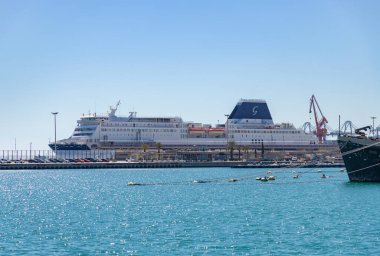 Ciudad de Granada gemisinin bir resmi Valencia Limanı 'na yanaştı..