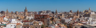 Ufuk çizgisinin manzarası ve Valencia 'nın çatıları. Bazı simgeler Valencia Katedrali, Santos Juanes Kilisesi ve İpek Borsası 'dır..
