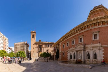 Patrik Kolej Meydanı 'nın bir resmi, etrafında Museu del Patriarca ve Valencia Üniversitesi var..