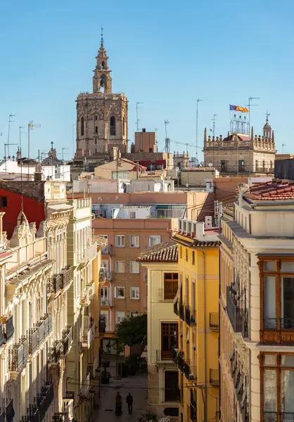 Valencia Eski Kasabası 'ndaki Valencia Katedrali' nin bir parçası olan El Micalet 'in resmi..