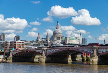 Blackfriars Köprüsü 'nün ve St. Paul Katedrali' nin bir resmi..