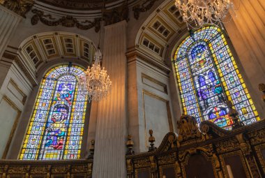 Londra 'daki St. Paul Katedrali' nin içini gösteren bir resim..