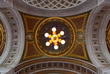 Londra 'daki St. Paul Katedrali' nin içini gösteren bir resim..