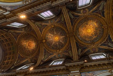 Londra 'daki St. Paul Katedrali' nin içini gösteren bir resim..