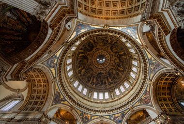 Londra 'daki St. Paul Katedrali' nin içini gösteren bir resim..