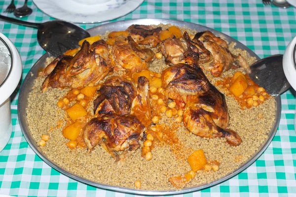 モロッコのクスクスに似ているパレスチナの穀物料理ですこの料理は — ストック写真