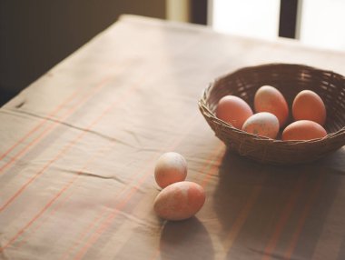 Mutlu Paskalya yumurtaları, iç mekan yaşam tarzı, estetik vintage tarzı.