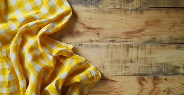 Draufsicht Auf Gelb Karierte Tischdecke Auf Leerem Holztischhintergrund Banner Food lizenzfreie Stockbilder