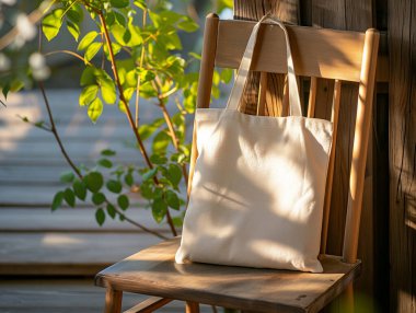 Boş beyaz tuval çanta, güneş ışığıyla sandalye üzerinde modelleme, ekolojik tasarım, çevre dostu konsept