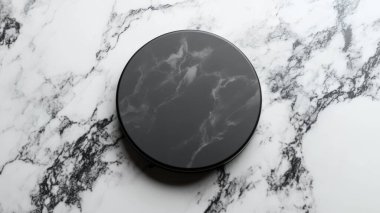 Modern yemek estetiği için mükemmel tasarımı olan yuvarlak siyah mermer bir masa..