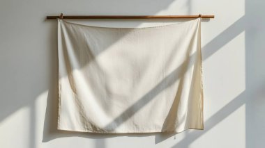 Basit, zarif bir kumaş doğal ışıkta asılı, ev dekorasyonunu geliştiriyor..