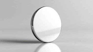Minimalist yüzeyde parlak, yansıtıcı dairesel bir ayna..