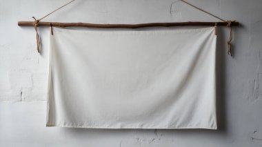 Tahta bir çubukta dokulu bir duvara asılı minimalist boş tuval..