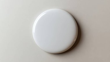 Tarafsız bir arkaplan üzerinde basit beyaz dairesel disk, tasarım projeleri için ideal.