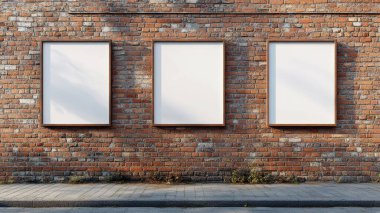 Tuğla duvarda üç boş çerçeve, yaratıcılığa ve tasarım fikirlerine davetiye çıkarıyor.