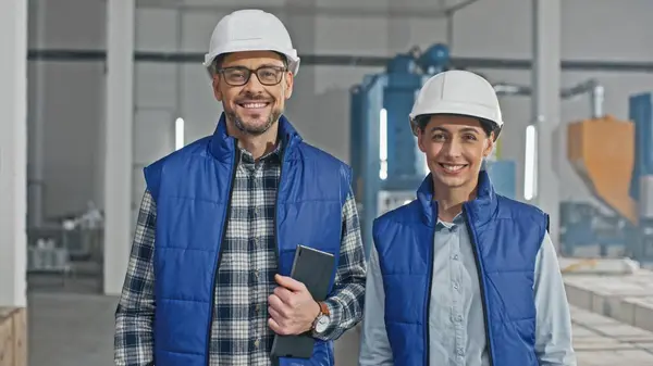 Caucasian Engineers Safety Helmets Cheerfully Smiling While Looking Camera Workers — Stock Photo, Image