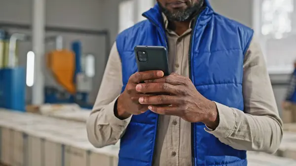 Afroamerikaner Der Sein Modernes Modernes Smartphone Mit Vier Fantastischen Hervorragenden — Stockfoto
