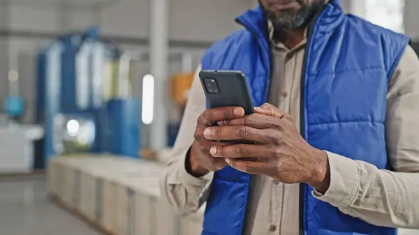 Hombre Afroamericano Usando Teléfono Inteligente Moderno Moderno Moderno Estrenar Con — Foto de Stock