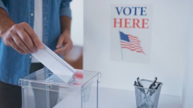 Kamera, saydam oy sandığına odaklanmış durumda. Amerika Birleşik Devletleri Başkanı 'na oy vermek için gelen kişi. ABD 'de oy kullanma ofisi. Cumhurbaşkanlığı Seçim Günü.