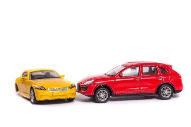 Beyaz arka planda oyuncak araba kazası. Sigorta konsepti.