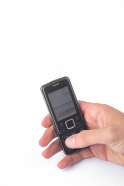 Beyaz arka planda izole edilmiş klasik bir cep telefonu.