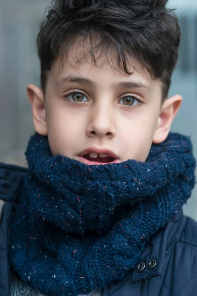 Портрет Красивого Мальчика Зелеными Глазами Зимнем Шарфе — стоковое фото