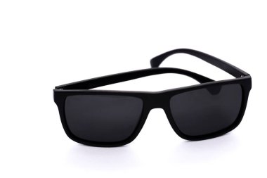 Beyaz arkaplanda izole edilmiş güneş gözlükleri