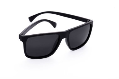 Beyaz arkaplanda izole edilmiş güneş gözlükleri