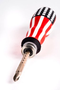 Beyaz arka planda Amerikan bayrağı renginde bir tornavida