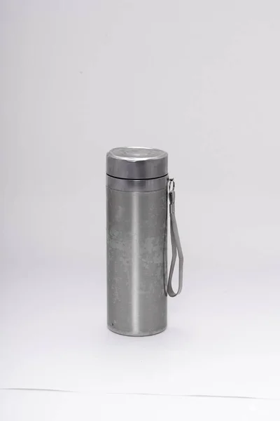在白色背景上的金属热水瓶 — 图库照片