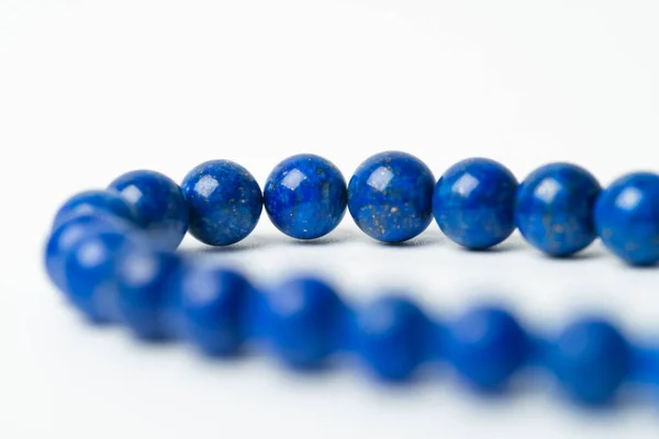 Blaue Perlen Auf Weißem Hintergrund — Stockfoto