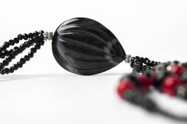 Beyaz arkaplandaki siyah boncukları kapat