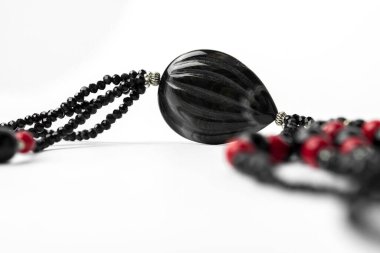 Beyaz arkaplandaki siyah boncukları kapat