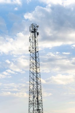 Telekomünikasyon kulesi antenli mavi gökyüzü bulutlu
