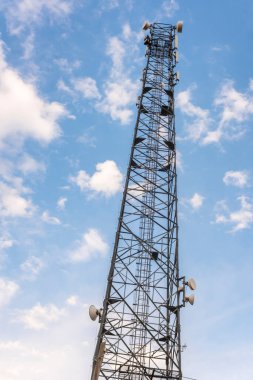 Telekomünikasyon kulesi antenli mavi gökyüzü bulutlu
