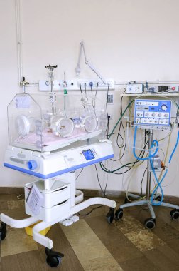 Yeni doğmuş bebeklerle dolu bir hastane odasında.