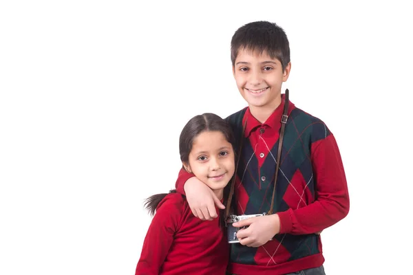 美丽的小弟弟和小妹妹的画像 拥抱在白色的孤零零之中 — 图库照片