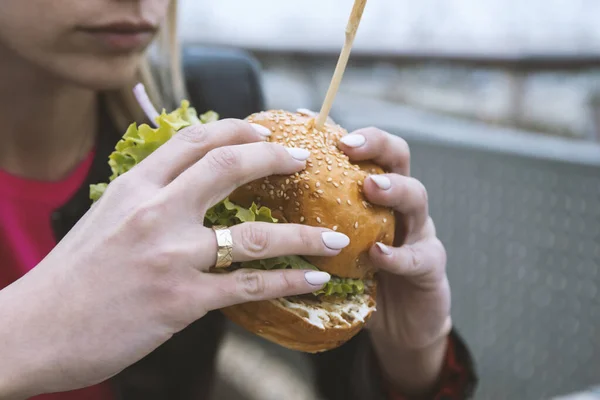 거리에서 햄버거를 여성의 모습을 — 스톡 사진