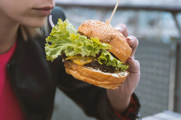 Κοντινό Πλάνο Άποψη Της Γυναίκας Τρώει Burger Στο Δρόμο — Φωτογραφία Αρχείου