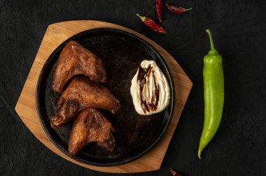 Baharatlı leziz ızgara tavuğun yakın plan görüntüsü